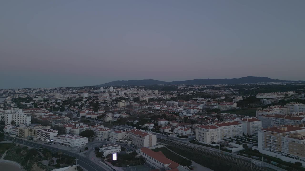 卡斯凯伊斯海岸线和城市景观的黄昏全景，葡萄牙视频素材