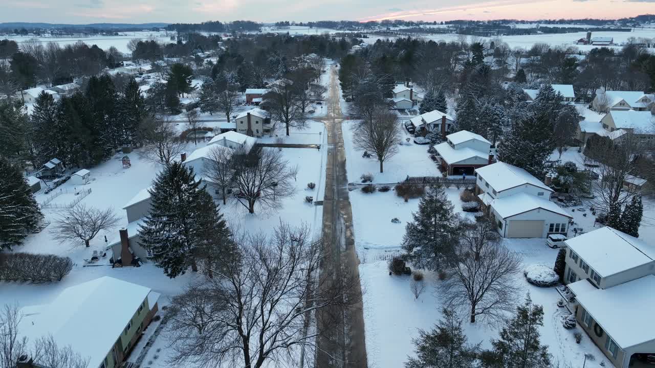 刚刚下过雪的美国社区。街道上空的航拍图。美国的房屋和家庭被暴风雪覆盖。视频素材