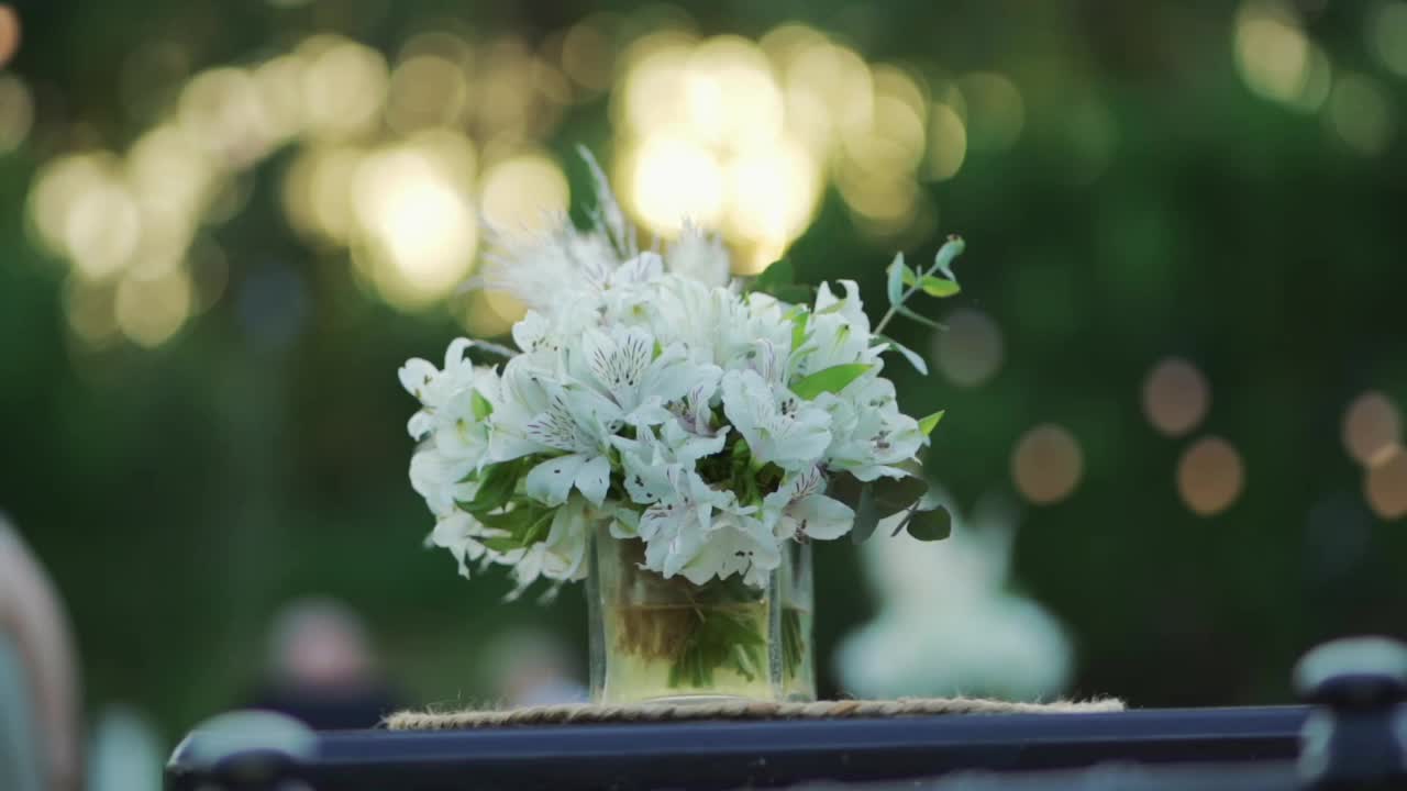 秘鲁百合和潘帕斯草的花在玻璃花瓶。婚礼装饰细节。视频素材