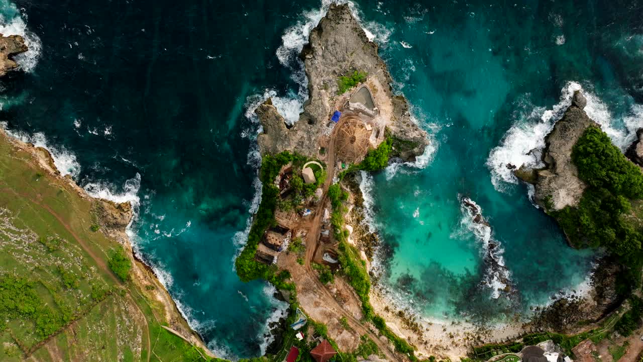 风景秀丽的蓝色泻湖上崎岖不平的努沙塞宁安海岸线，空中自上而下的立管视频素材