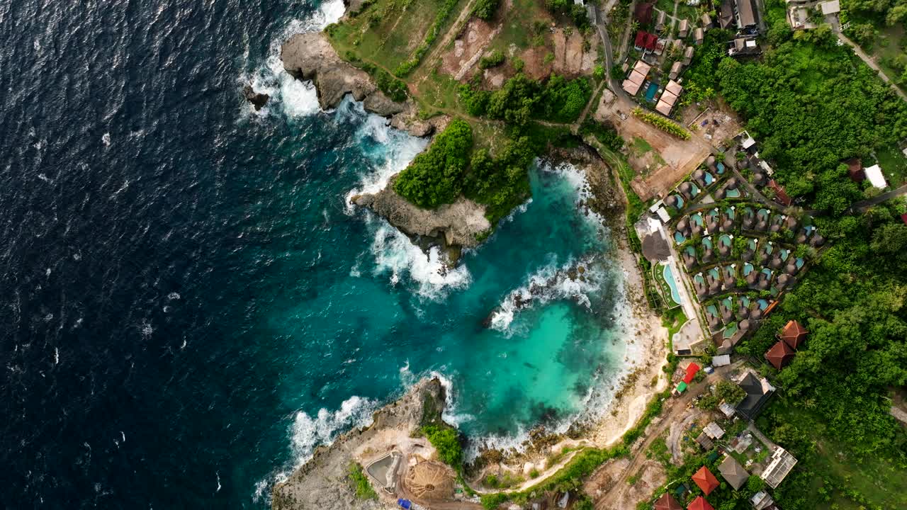 从上到下的空中俯瞰风景秀丽的蓝色泻湖海滩，印度尼西亚努沙塞宁安视频素材