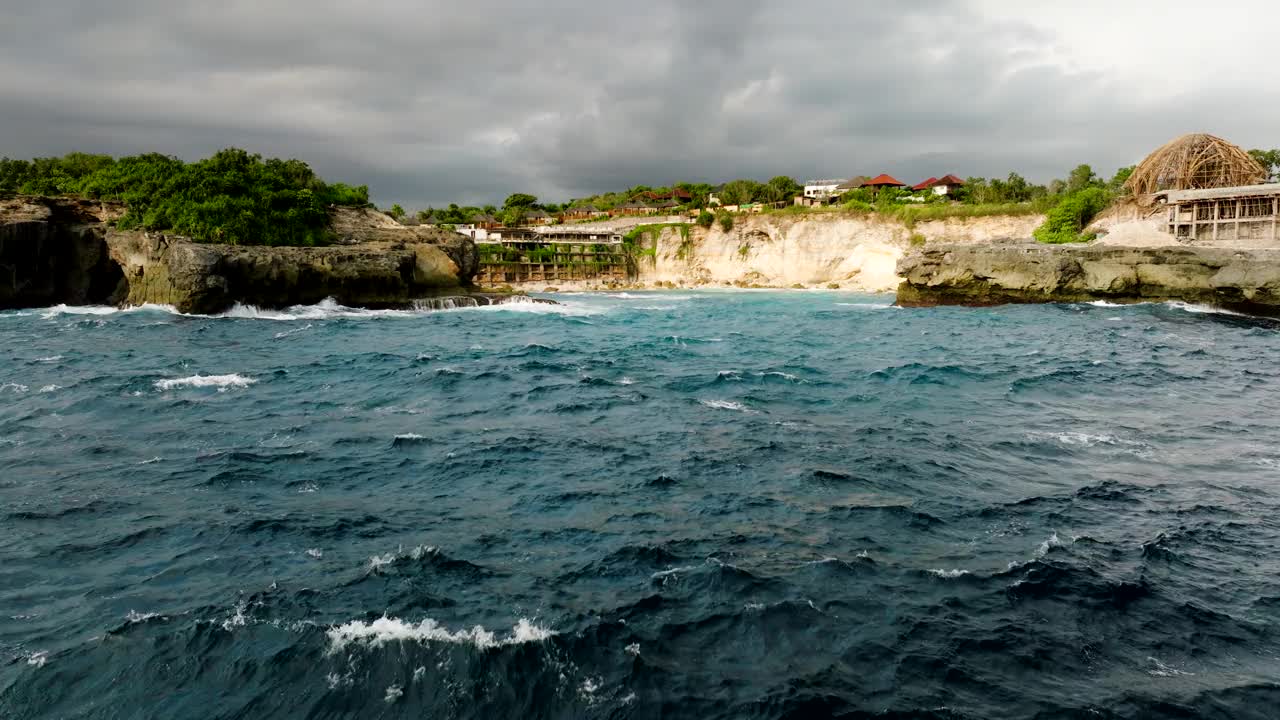 低空鸟瞰蔚蓝的海洋，向蓝色泻湖，努沙塞宁安，东巴厘岛视频素材