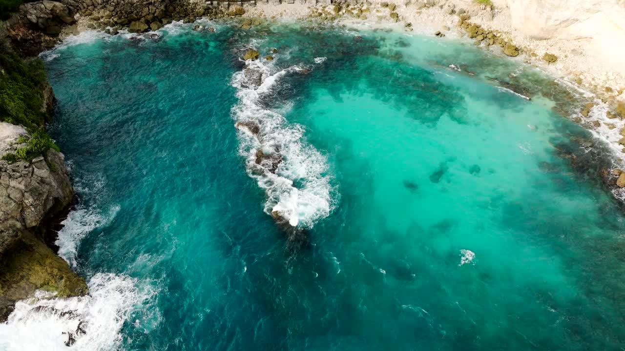 令人惊叹的绿松石水晶般清澈的蓝色泻湖，努沙塞宁安。空中视频素材