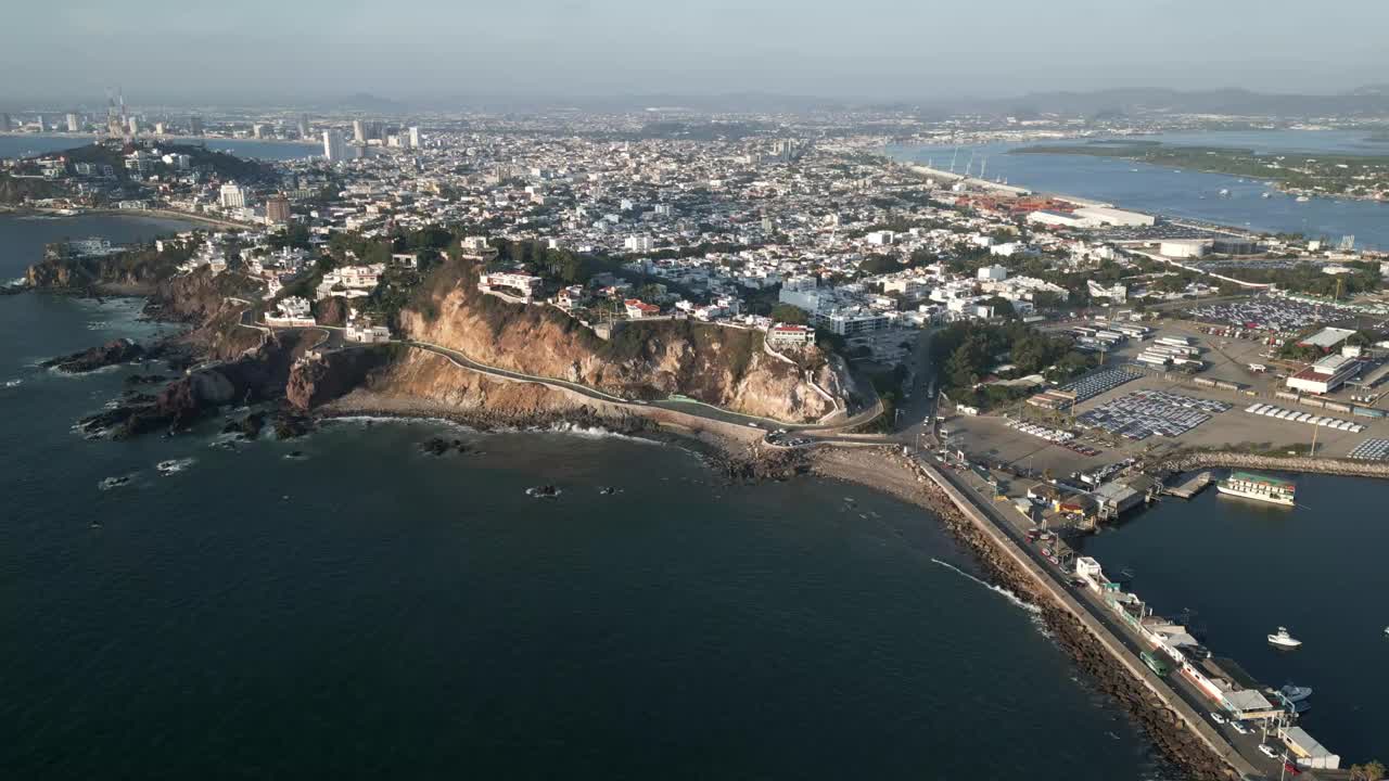 马萨特兰海滩海岸线无人机航拍全景城市和海滩悬崖自然环境拉丁美洲旅游目的地，墨西哥锡那罗亚夏季蓝色太平洋视频素材