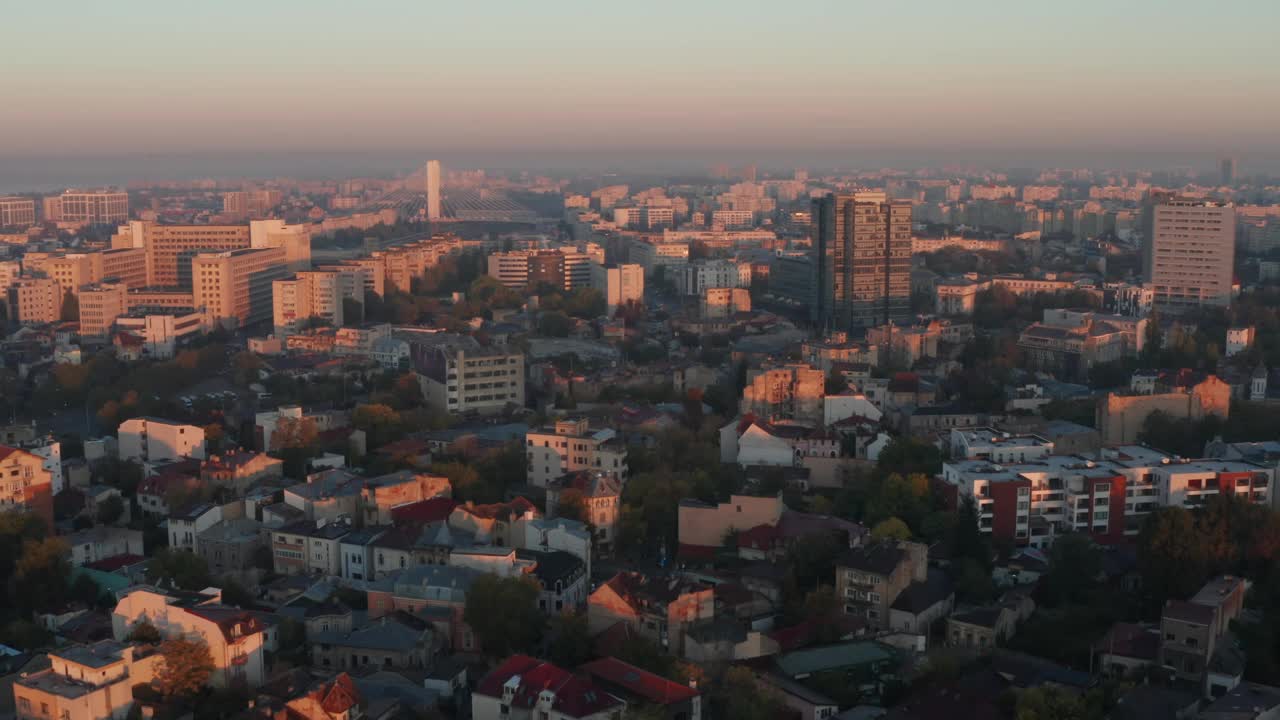 布加勒斯特的城市景观，温暖的灯光沐浴建筑，远处的天际线，航拍视频素材