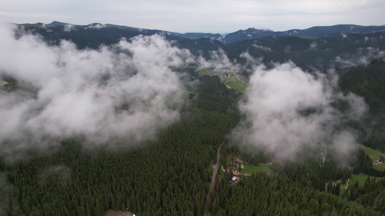 云雾缭绕的布吉山上空，茂密的森林和山谷，鸟瞰图视频素材