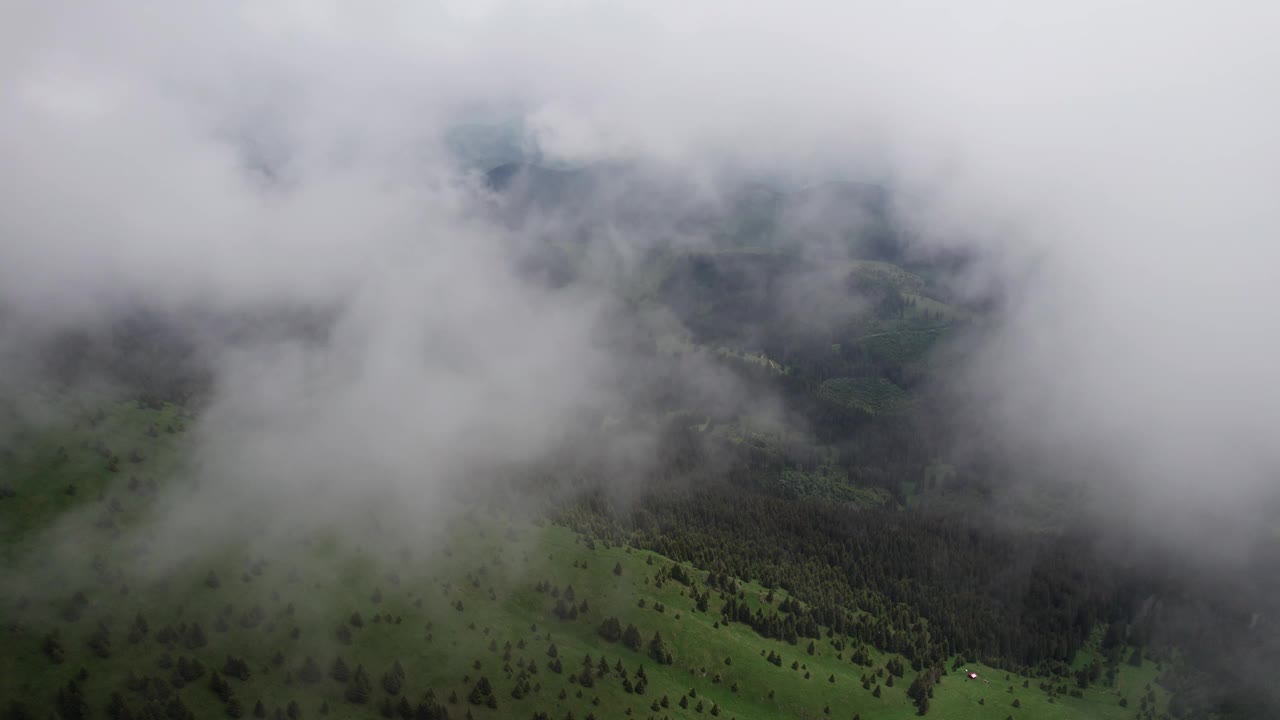 云雾翻滚在皮亚特拉克雷乌鲁山生机勃勃的绿色山坡上，鸟瞰图视频素材