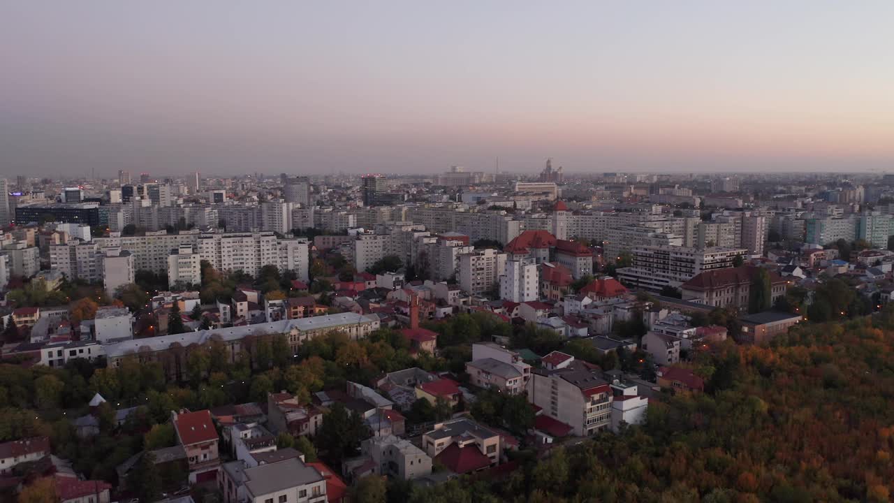 布加勒斯特黄昏时分的城市景观和秋天的树木，鸟瞰图视频素材