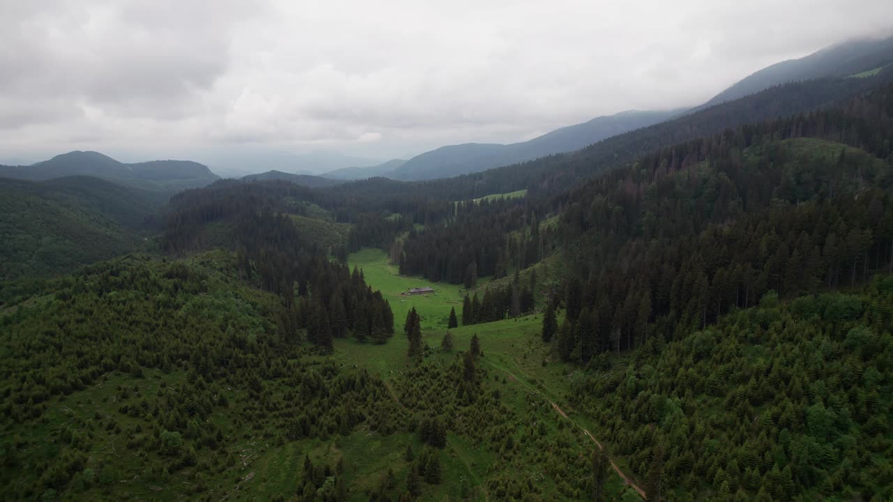 羊圈在郁郁葱葱的绿色山谷，皮亚特拉克雷乌鲁山，阴天，鸟瞰图视频素材