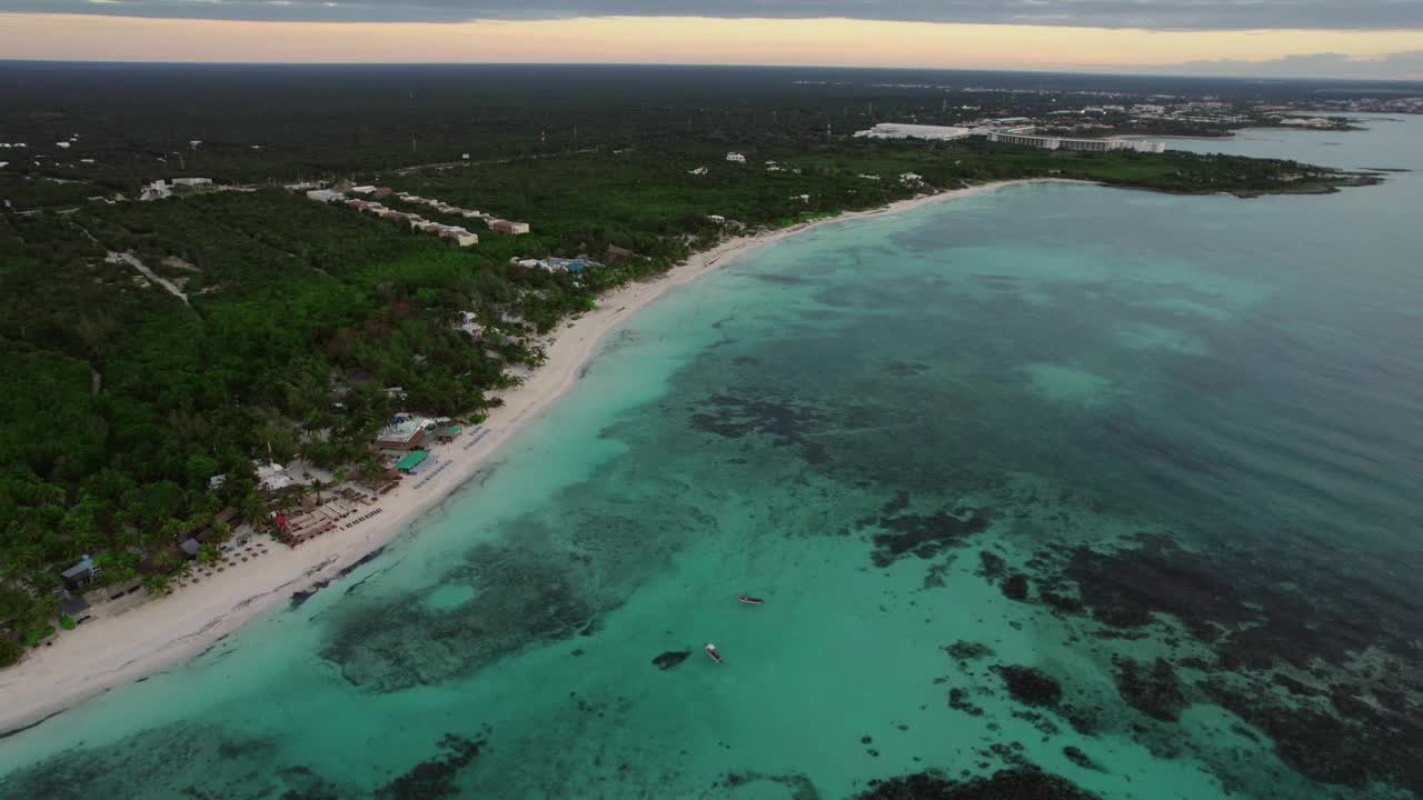 鸟瞰西浦哈海滩，绿松石般的海水和绿色植物视频素材