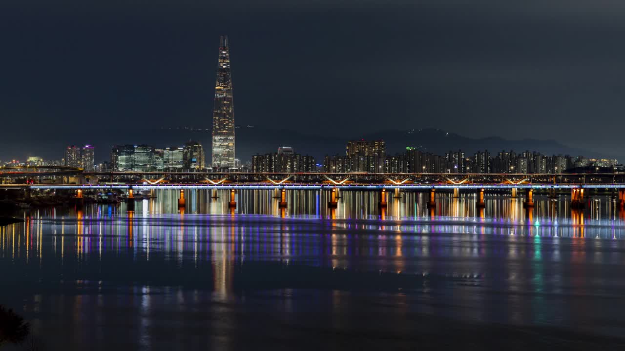 汉江、松坡区、永洞大桥、清潭大桥、乐天世界大厦、市中心及周边夜景/韩国首尔视频素材