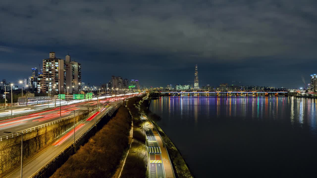 汉江、广津区、永洞大桥、清潭大桥、江边北路、乐天世界大厦、市中心及周边夜景/韩国首尔视频素材