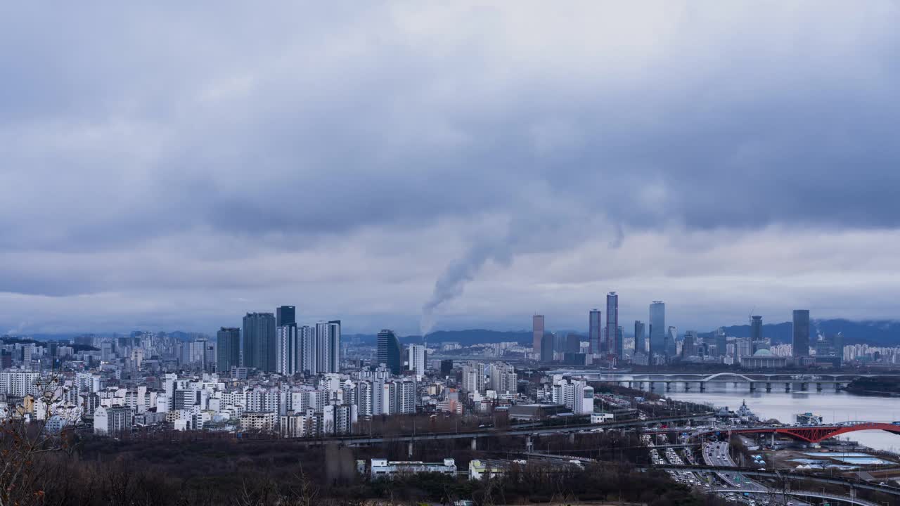 汉江、麻浦区、永登浦区、汝矣岛、城山大桥、杨花大桥、铁路桥、江边北路、国会大厦、市中心及周边地区/首尔视频素材