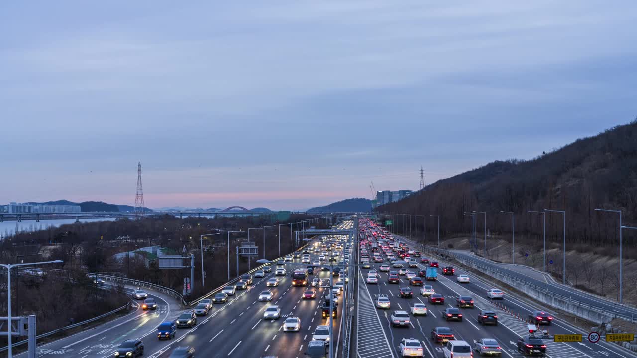 汉江，江边北路，夜间交通/首尔，韩国视频素材