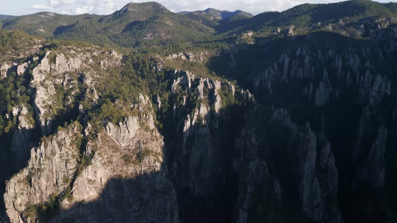 基萨契奇瀑布国家公园鸟瞰图墨西哥铜峡谷州奇瓦瓦山岩层形成的著名景观视频素材