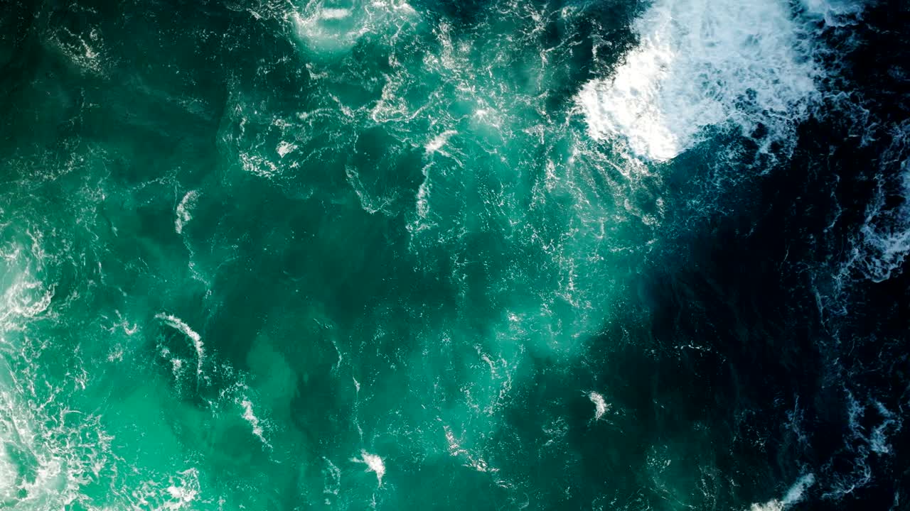 海浪飞溅，浪花溅在魔鬼之泪的岩石拱门上，Lembongan，顶部无人机视频素材