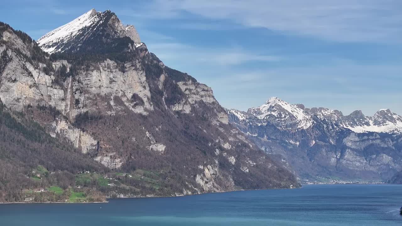 在瑞士，瓦伦湖平静的蓝色水面上，被高高的雪山包围着视频素材