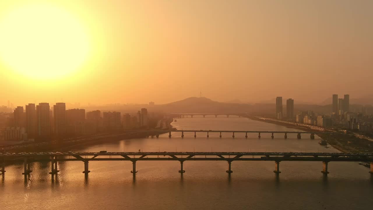 汉江、江南区、城东区、清潭大桥、圣水大桥、江边北路、奥林匹克广场、公寓、南山、N首尔塔、市中心及日落时的周边视频素材