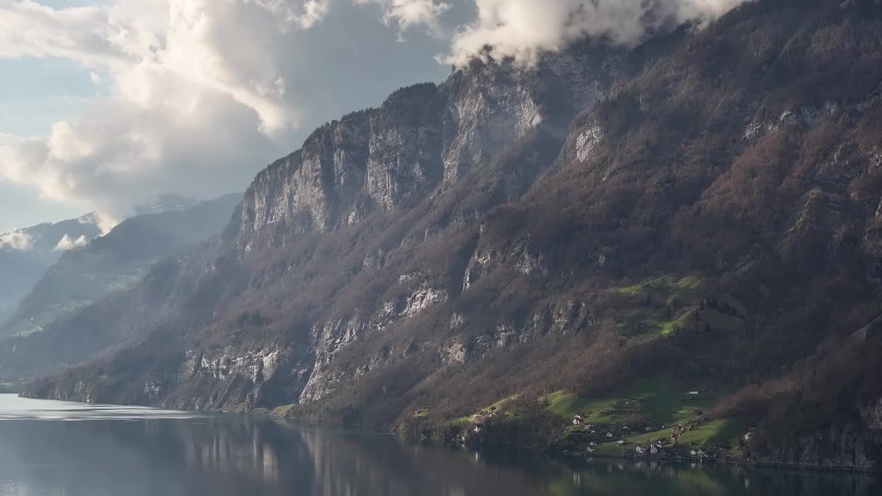 瑞士瓦伦湖的高山黎明——空中拍摄视频素材