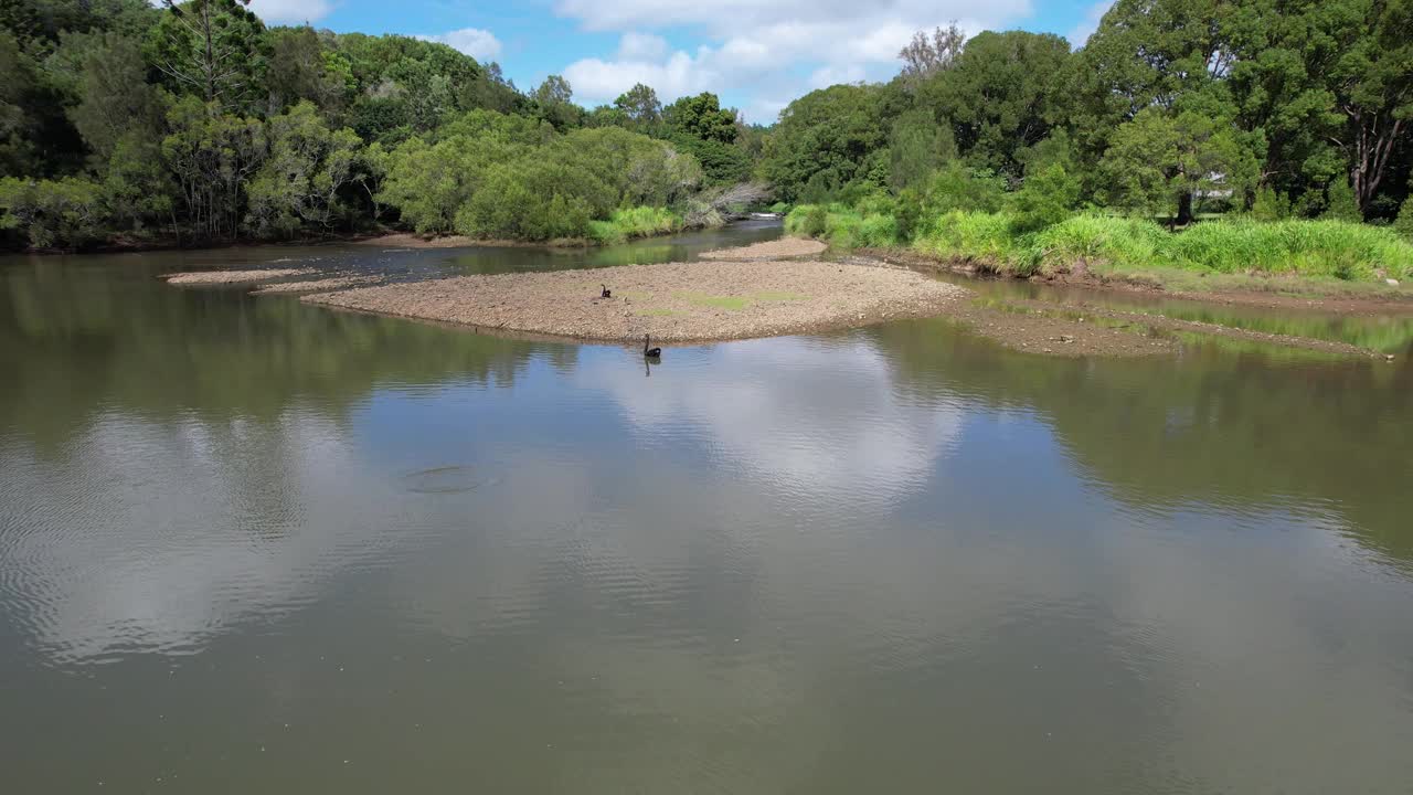 澳大利亚昆士兰州黄金海岸Robert Neumann公园的Currumbin Creek -无人机拍摄视频素材