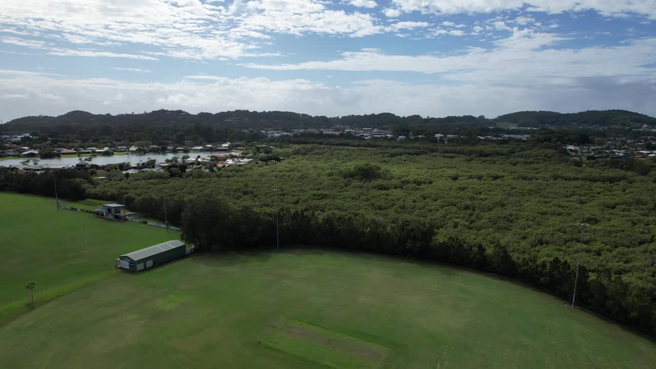 澳大利亚昆士兰州黄金海岸埃拉诺拉周围茂密的植被-空中无人机拍摄视频素材