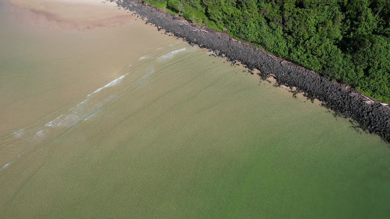 风景秀丽的塔勒布吉拉河和植被在黄金海岸，昆士兰，澳大利亚-空中无人机拍摄视频素材