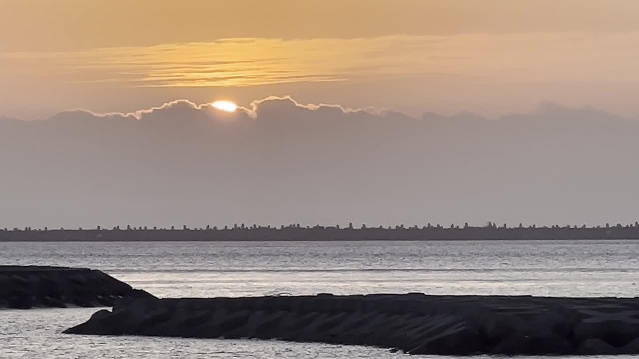 从冲绳那霸的Naminoue Umisora公园看到的夜景视频素材