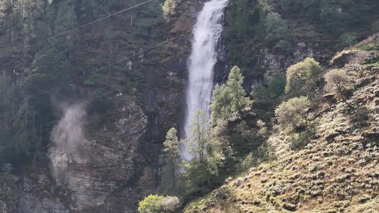 高耸的瀑布盘旋在群山之间视频素材