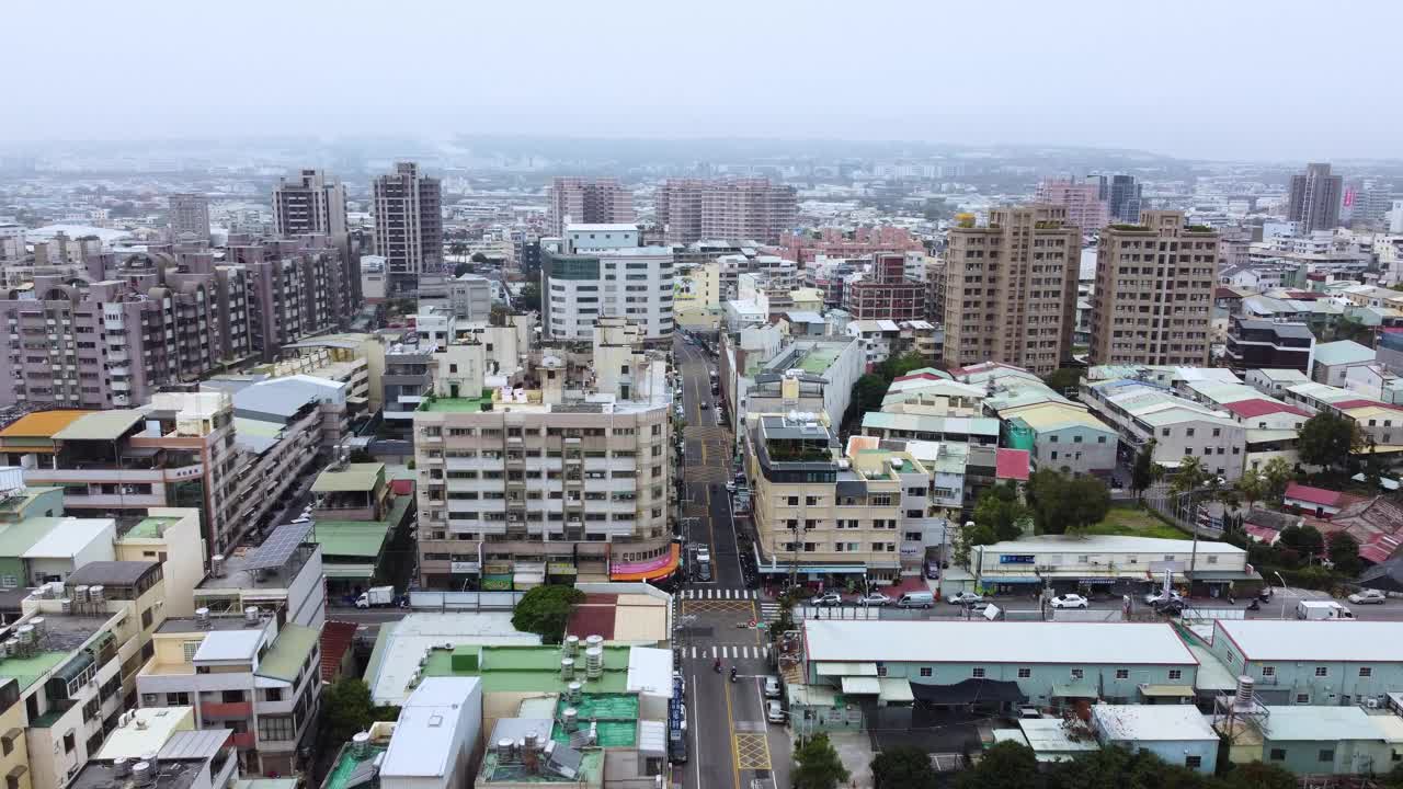 阴天，密集的城市建筑和街道，鸟瞰图视频素材