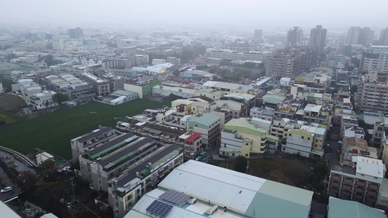 阴天的城市景观与密集的建筑，在阴天的城市地区鸟瞰图视频素材