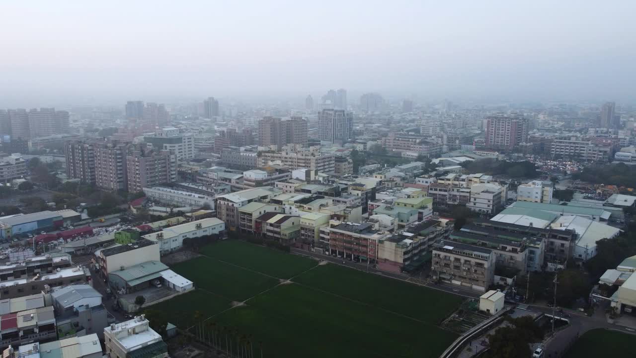 黄昏时密集的城市景观，柔和的光线，暗示着城市生活，鸟瞰视频素材