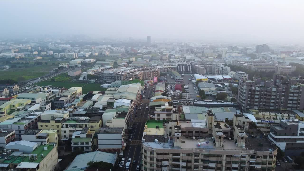 一幅密密的，黄昏时分的城市景观，暗示着城市生活的繁华，与朦胧的天空，鸟瞰视频素材