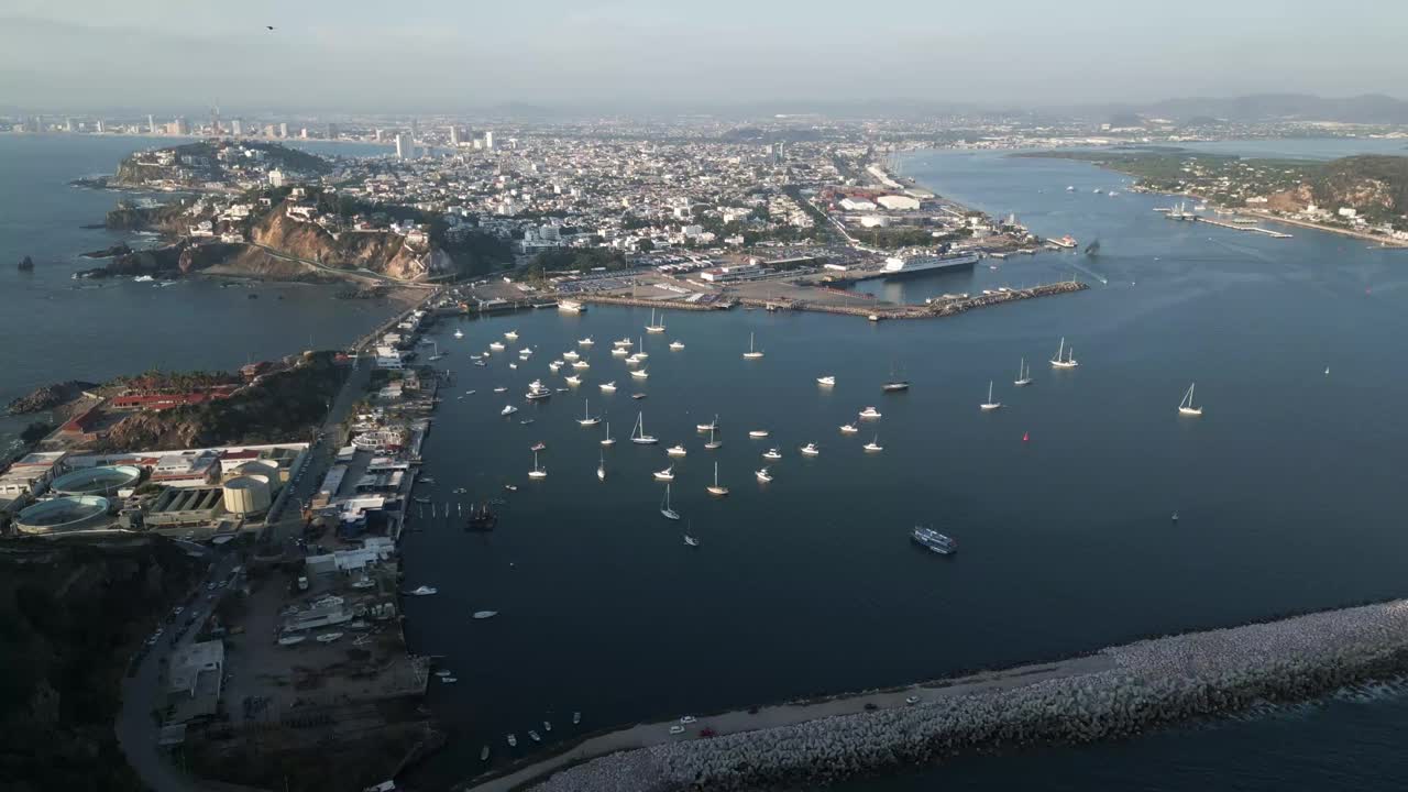 马萨特兰海上景观墨西哥度假小镇沿太平洋海岸线空中无人驾驶船漂浮在岛屿周围像海景，全景在白天，墨西哥视频素材