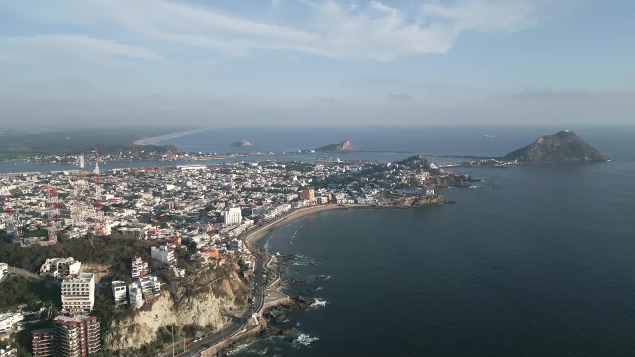 空中无人机全景景观马萨特兰墨西哥沿海城市小镇海滩岛太平洋锡那罗亚宽阔的步行道，魔术社区在拉丁美洲，建立拍摄视频素材