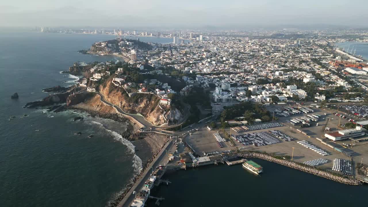 全景城市景观空中无人机飞马萨特兰镇墨西哥太平洋天际线墨西哥夏季城市旅游悬崖和海岸线在拉丁美洲海滩视频素材