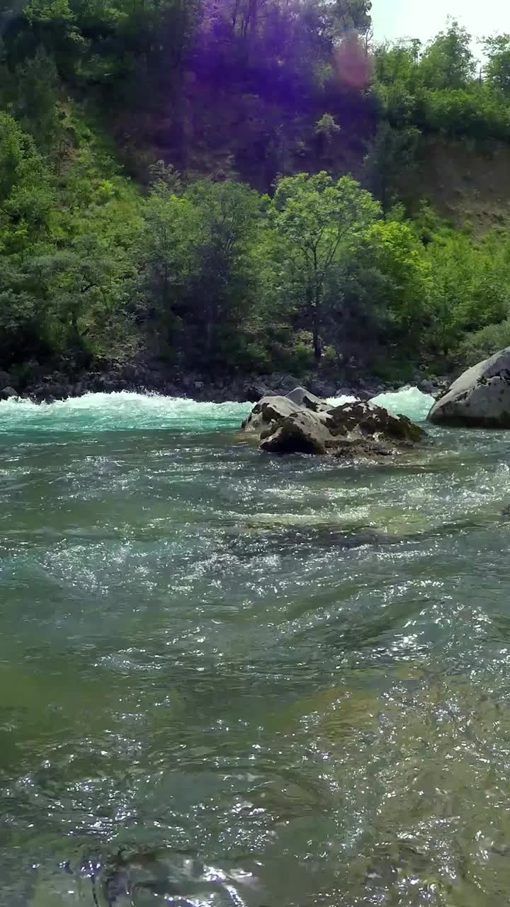 山河峡谷和人们在漂流视频素材