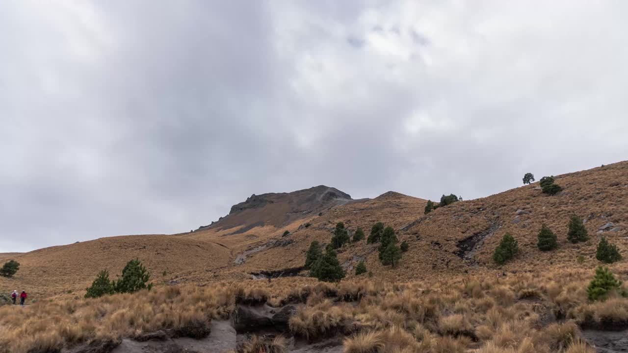 墨西哥一座火山的峰顶，云层中的拉马林奇火山的雄伟峰顶视频素材