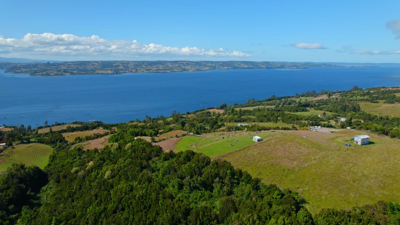 在智利Chiloe, Lemuy岛的Green Hill和Los Brujos码头上空飞行视频素材