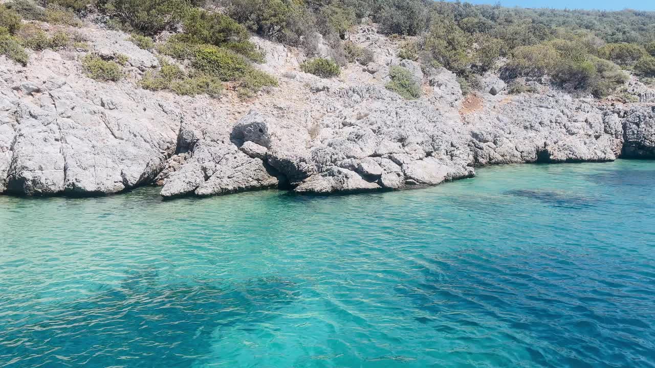 海岸海景湛蓝清澈的海水和悬崖，夏季海上度假视频下载