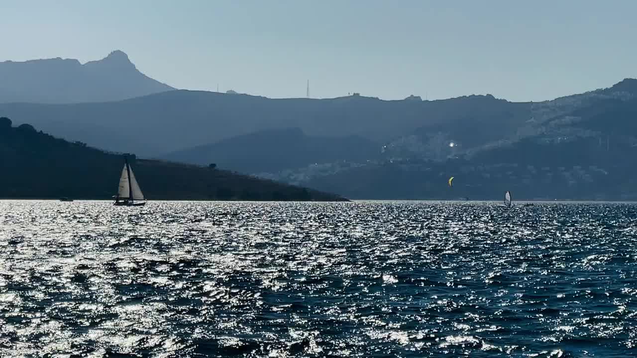 蔚蓝的海岸海景，悬崖和日落的山脉，夏季海上度假视频下载