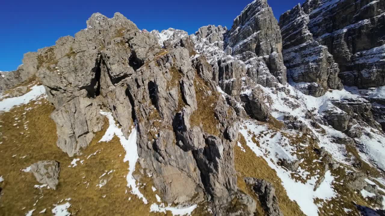 意大利北部阿尔卑斯山脉Resegone雪山的高速空中fpv无人机视图视频素材