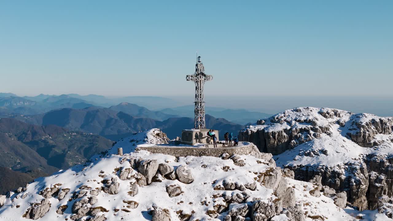 登山者在意大利北部Resegone山的峰顶。空中无人机全景盘旋视图视频素材