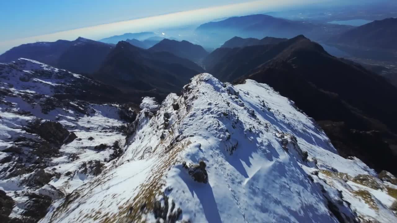 飞越意大利北部雷塞戈内阿尔卑斯山脉的峰顶山脊。高速空中fpv无人机视图视频素材