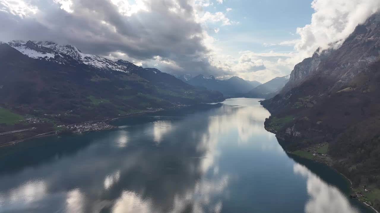 瑞士瓦伦湖风景如画的航拍画面，白雪覆盖的山顶环绕着瓦伦湖。视频素材