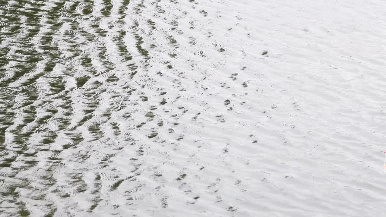 随着时间的推移，水面泛起涟漪视频素材