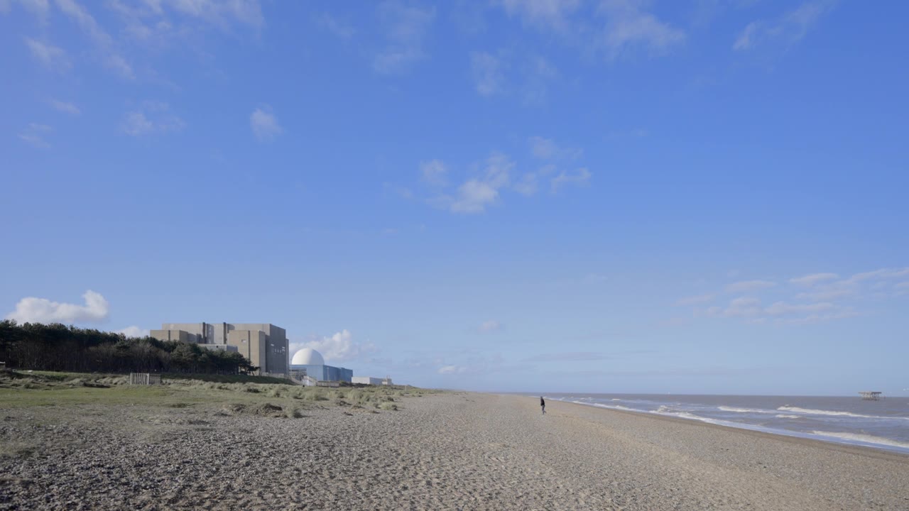 英国萨福克郡的Sizewell海滩和核电站视频素材画面1