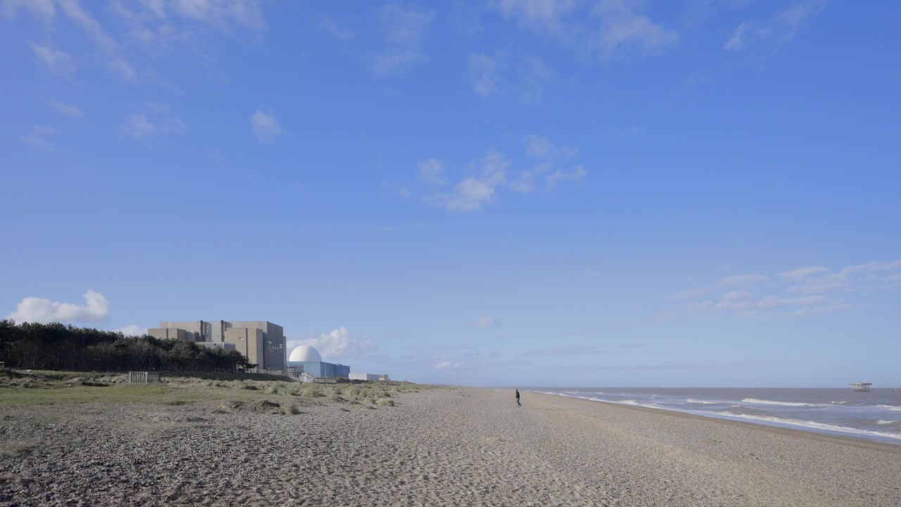 英国萨福克郡的Sizewell海滩和核电站视频素材画面2