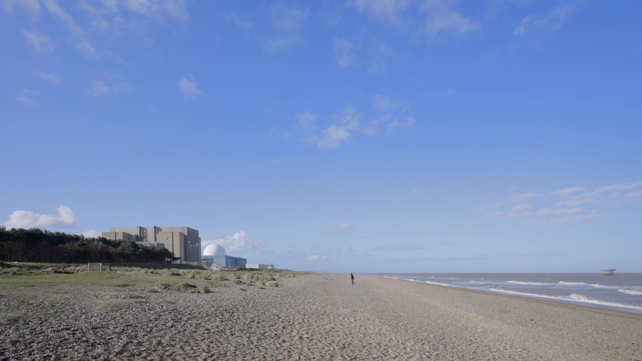 英国萨福克郡的Sizewell海滩和核电站视频素材画面3