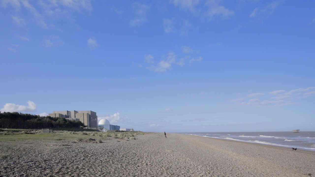 英国萨福克郡的Sizewell海滩和核电站视频素材画面4