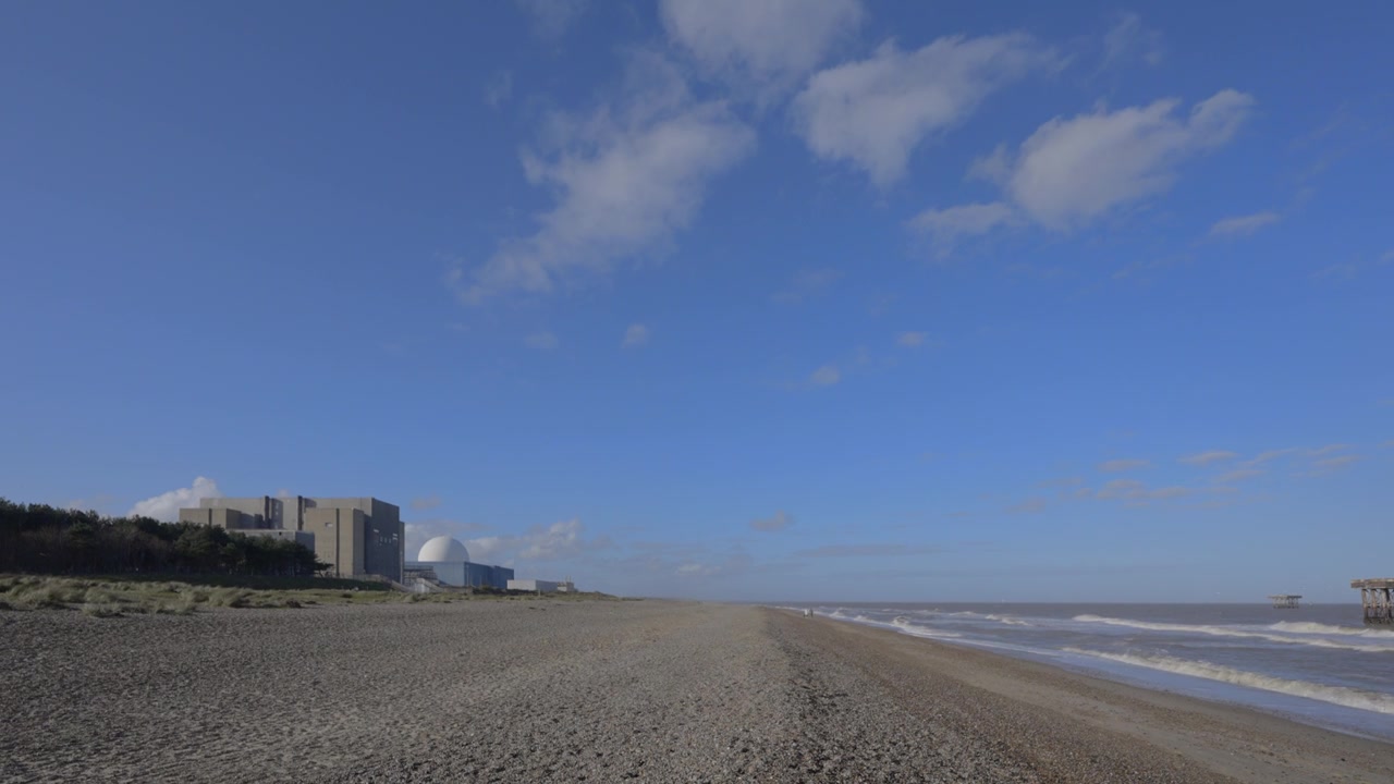 英国萨福克郡的Sizewell海滩和核电站视频素材画面1